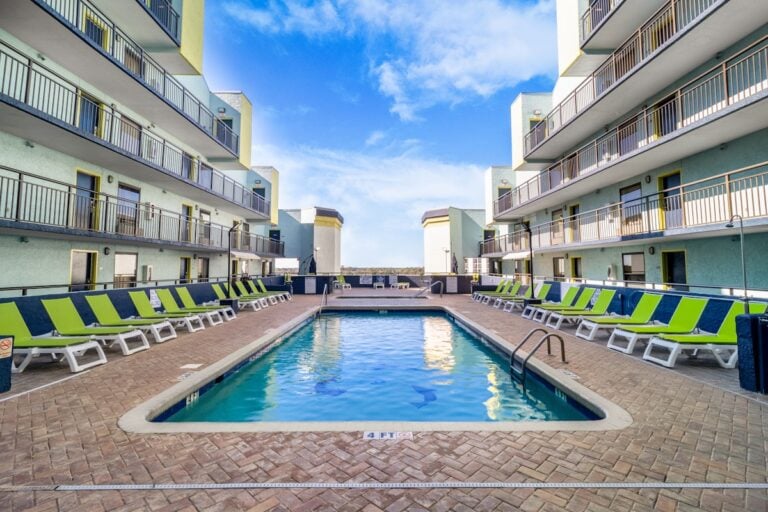 Monterey Bay Suites - Roof Top Pool Deck